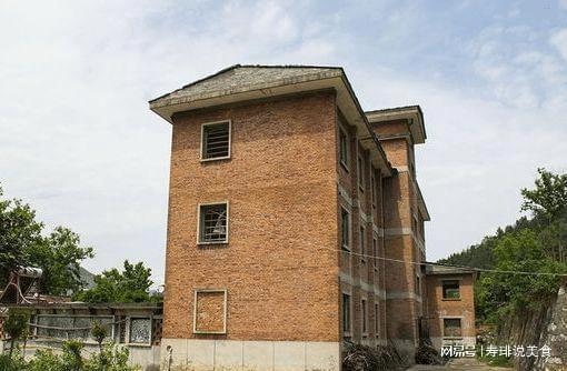云南一处鱼雷军工厂,花费11年耗资5000万,如今荒废杂草丛生